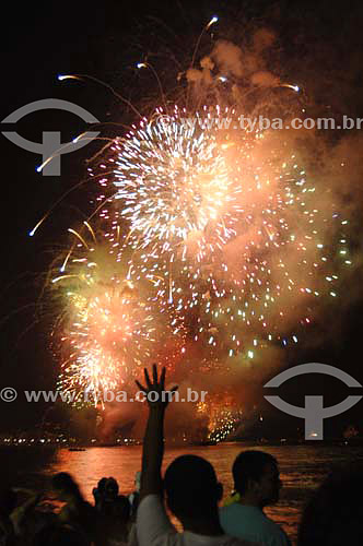  Comemoração do Ano Novo - Fogos de artifício - Praia de Copacabana - Rio de Janeiro - RJ - Brasil - 2005  - Rio de Janeiro - Rio de Janeiro - Brasil