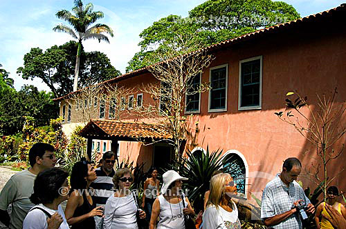  Visitantes no Sítio Roberto Burle Marx  - Barra de Guaratiba - Rio de Janeiro - RJ - Brasil 

 O sítio é Patrimônio Histórico Nacional desde 04-08-2003. obs.: foto digital  - Rio de Janeiro - Rio de Janeiro - Brasil