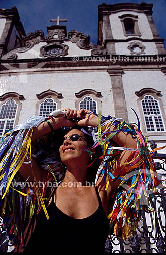  Mulher em frente à Igreja do Senhor do Bonfim  - Salvador - BA - Brasil

  A Igreja do Senhor do Bonfim é Patrimônio Histórico Nacional desde 17-06-1938.  - Salvador - Bahia - Brasil