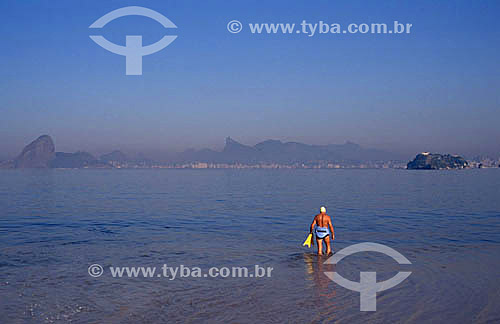  Homem idoso no mar - Niterói - RJ - Brasil  - Niterói - Rio de Janeiro - Brasil