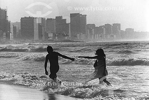  Casal em silhueta na praia do Leblon - RJ - Brasil  - Rio de Janeiro - Brasil