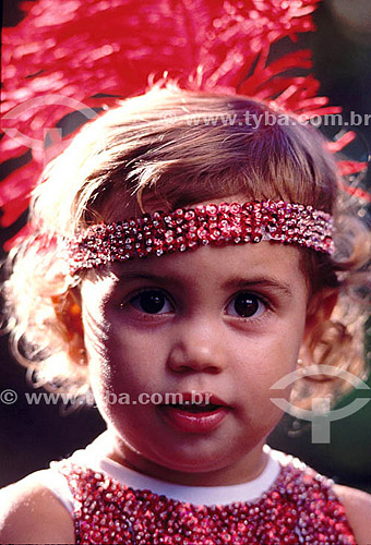  Menina com enfeite de carnaval na cabeça  