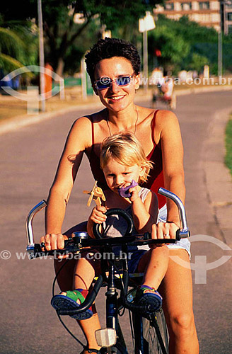  Familia - mãe e filho andando de bicicleta 