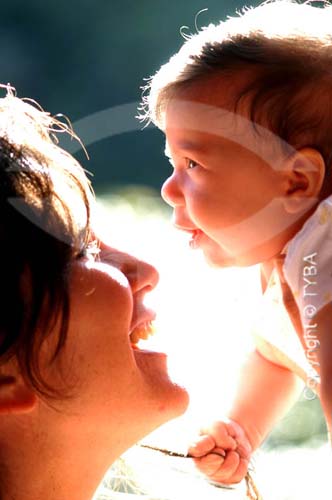  Mãe brincando com o bebê de 4 meses  foto digital 