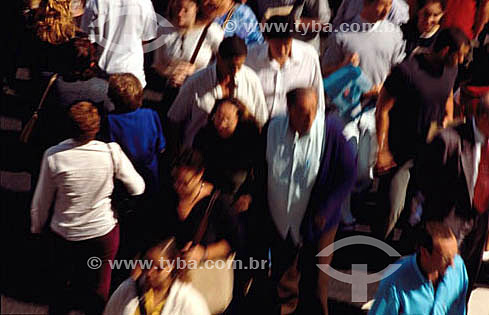  Pedestres atravessando a rua - Rio de Janeiro - RJ - Brasil  - Rio de Janeiro - Rio de Janeiro - Brasil