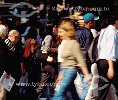  Pedestres atravessando a rua - Rio de Janeiro - RJ - Brasil  - Rio de Janeiro - Rio de Janeiro - Brasil