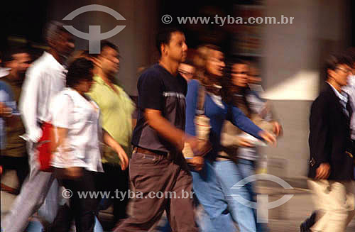  Pedestres atravessando a rua - Rio de Janeiro - RJ - Brasil  - Rio de Janeiro - Rio de Janeiro - Brasil