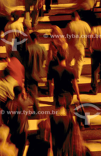  Pedestres atravessando a rua - Rio de Janeiro - RJ - Brasil  - Rio de Janeiro - Rio de Janeiro - Brasil