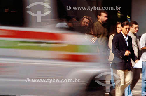  Pedestres atravessando a rua - Rio de Janeiro - RJ - Brasil  - Rio de Janeiro - Rio de Janeiro - Brasil