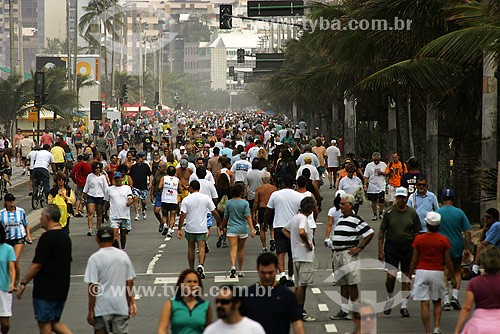  Pessoas caminhando na avenida Vieira Souto  - Rio de Janeiro - Rio de Janeiro - Brasil