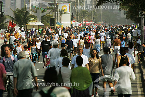  Pessoas caminhando na avenida Vieira Souto  - Rio de Janeiro - Rio de Janeiro - Brasil