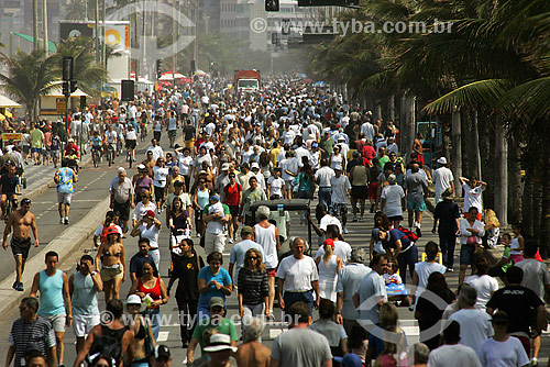  Pessoas caminhando na avenida Vieira Souto  - Rio de Janeiro - Rio de Janeiro - Brasil