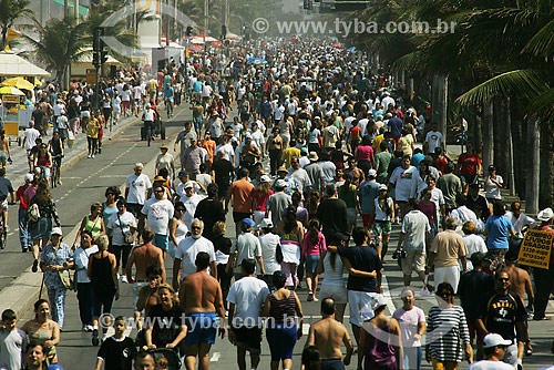  Pessoas caminhando na avenida Vieira Souto  - Rio de Janeiro - Rio de Janeiro - Brasil