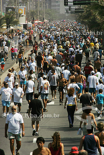  Pessoas caminhando na avenida Vieira Souto  - Rio de Janeiro - Rio de Janeiro - Brasil