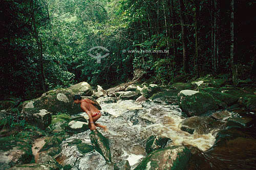  Índia Yanomami atravessando rio - Floresta Amazônica - Brasil / Data: 1990 