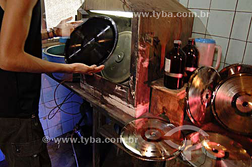  Processo de fabricação de vinil - Galvanoplastia da Fábrica de Discos de vinil Poly Som. William (Técnico de corte) - Belford Roxo - RJ - Brasil - Data: 13/12/2006. 