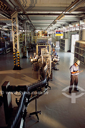  Trabalhador em linha de produção de óleo da ESSO - Ilha do Governador - Rio de Janeiro - Brasil. Data: 2003 