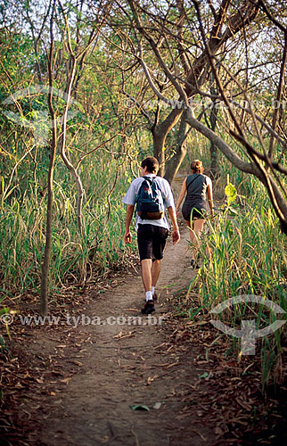  Jovens - Caminhada ecológica - Parque da Catacumba - Lagoa - Rio de Janeiro - RJ - Brasil  - Rio de Janeiro - Rio de Janeiro - Brasil