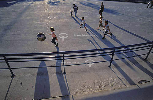  Crianças brincando com bola na orla da Lagoa Rodrigo de Freitas - Rio de Janeiro - RJ - Brasil  - Rio de Janeiro - Rio de Janeiro - Brasil