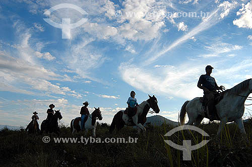 Silhueta de pessoas fazendo cavalgada em Mauá - Interior do Rio de Janeiro - Brasil                    - Resende - Rio de Janeiro - Brasil