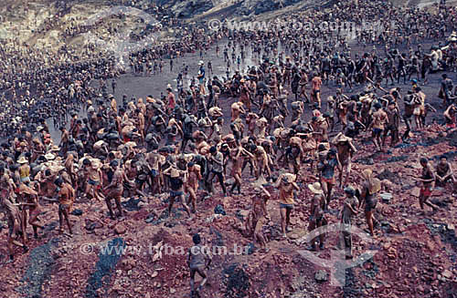  Milhares de pessoas em Serra Pelada no garimpo de ouro - Pará - Brasil - 1984  - Curionópolis - Pará - Brasil