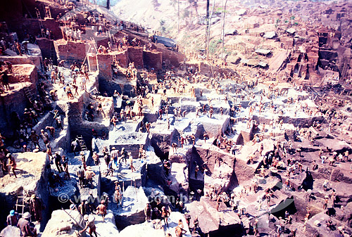  Mineração - Garimpeiros cavando no garimpo de ouro de Serra Pelada - Pará - Brasil  - Curionópolis - Pará - Brasil