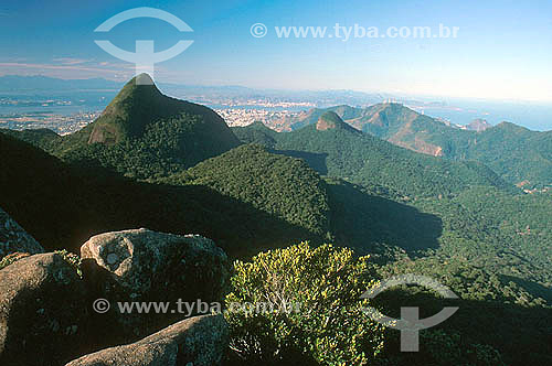  Vista do Pico da Tijuca (Parque Nacional da Tijuca) com centro do Rio de Janeiro e Niterói ao fundo - RJ - Brasil / Data: 2008 