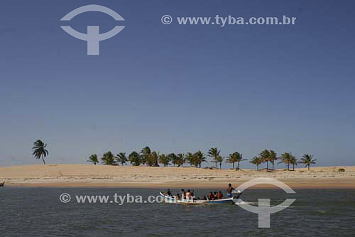  Barco com motor levando passageiros com dunas ao fundo - foz do Rio São Francisco - divisa de Alagoas e Sergipe - AL - Brasil   - Sergipe - Brasil