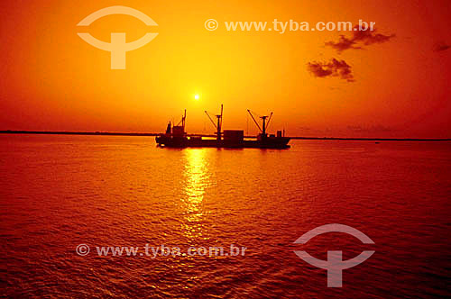  Barco no pôr-do-sol 