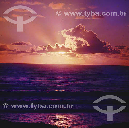  Mar e nuvens ao pôr-do-sol 