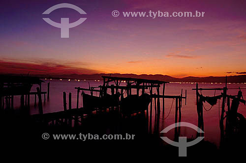  Barcos no cais ao pôr-do-sol 