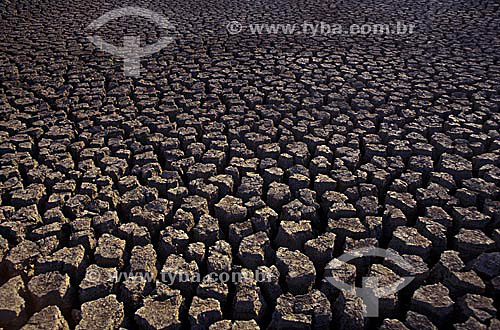  Detalhe de açude seco durante a seca no Nordeste - Brasil / Data: 2005 