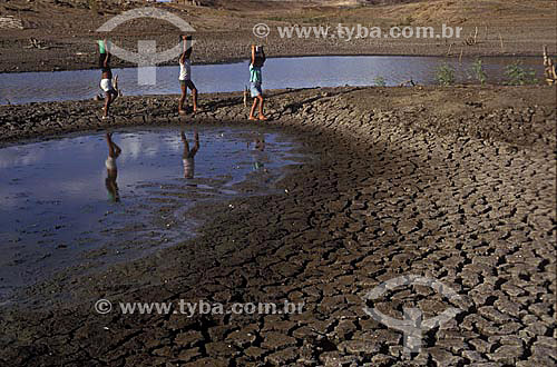  Assunto: Crianças buscando água em açude praticamente sêco durante período de seca em região próxima à cidade de Quixadá / Local: Ceará - Nordeste - Brasil / Data: 2006 