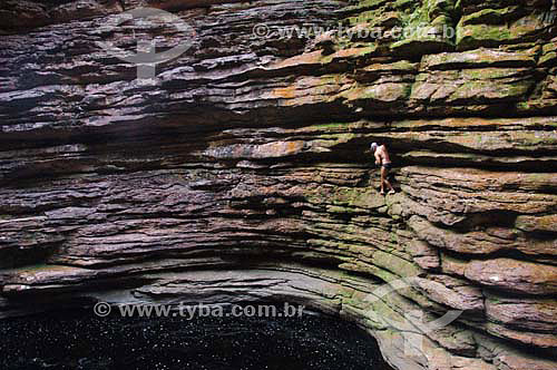  Homem sobre as pedras na Cachoeira do Buracão  - Chapada Diamantina - Bahia - Brasil - Janeiro 2006  - Bahia - Brasil