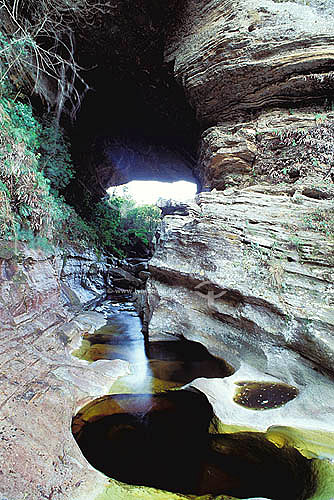  Rio passando em caverna no Parque Estadual Ibitipoca - MG - Brasil  - Lima Duarte - Minas Gerais - Brasil