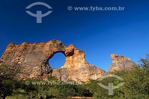  Pedra Furada, exemplo do efeito da erosão em formações sedimentares - Parque Nacional Serra da Capivara  - São Raimundo Nonato - Piauí - Brasil

  O Parque é Patrimônio Físico, Ecológico e Pré-Histórico Mundial pela UNESCO desde 13-12-1991e Patrimônio Histórico Nacional desde 28-09-1993.  - Piauí - Brasil