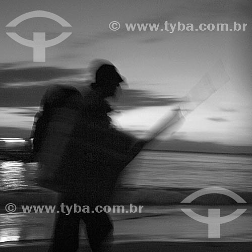  Silhueta de pescador andando na praia - Barra de Guaratiba, litoral sul do  RJ, próxima à Restinga da Marambaia - Rio de Janeiro - RJ - Brasil  foto digital  - Rio de Janeiro - Rio de Janeiro - Brasil