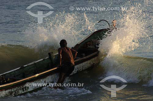  Pescador entrando no Mar - Colônia de Pescadores na Praia de Copacabana - Rio de Janeiro - RJ - Brasil - Outubro de 2006  - Rio de Janeiro - Rio de Janeiro - Brasil