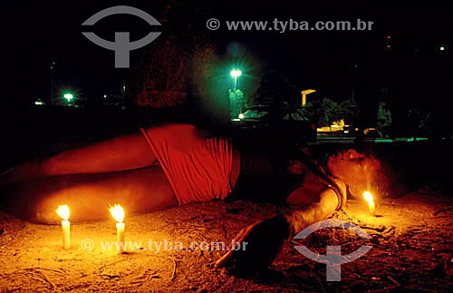  Corpo de uma mulher morta e velas - RJ - Brasil   - Rio de Janeiro - Brasil
