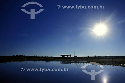  Silhueta de caminhão em estrada 