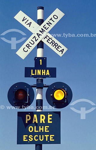  Detalhe de sinal de aviso no cruzamento de linhas de trem 