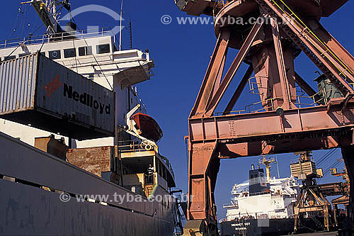  Navio cargueiro ancorado no Porto de Santos  -  Santos - São Paulo - Brasil  - São Paulo - São Paulo - Brasil