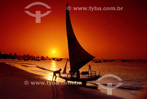  Silhuetas de pescador e jangada ao pôr-do-sol - Fortaleza - CE - Brasil
  - Fortaleza - Ceará - Brasil