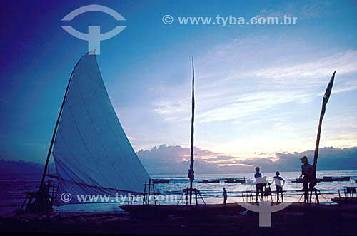  Pescadores ao lado de uma jangada - CE - Brasil  - Pescador - Ceará - Brasil