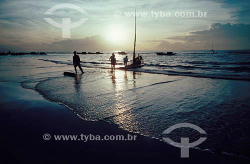  Pescadores com jangada na praia ao pôr-do-sol - CE - Brasil
  - Ceará - Brasil