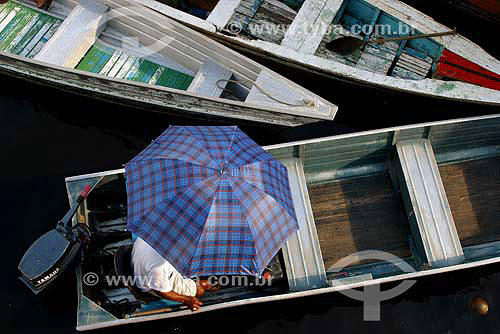  Vista aérea de pessoa com guarda-chuva em pequeno barco, com dois outros barcos ao lado - Rio de Janeiro - RJ - Brasil - Julho de 2006  - Rio de Janeiro - Rio de Janeiro - Brasil