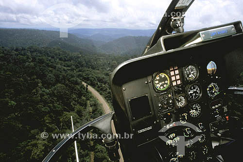  Vista aérea da Amazônia a partir de um helicóptero - detalhe do painel do helicóptero - Brasil 