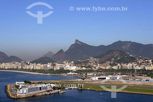  Vista aérea do Aeroporto Santos Dumont com Zona Sul e Corcovado ao fundo - Rio de Janeiro - RJ - Brasil - Julho de 2006  - Rio de Janeiro - Rio de Janeiro - Brasil