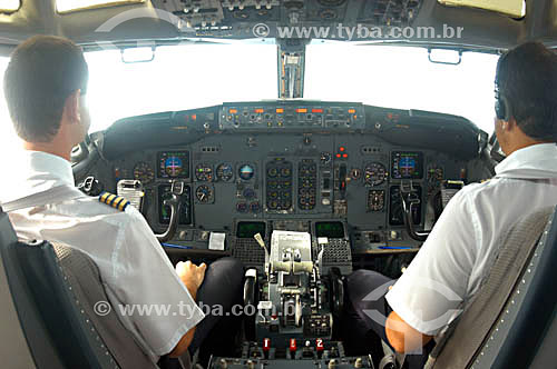  Cabine do avião da VARIG com  piloto e co-piloto (linha Recife-Noronha)  - Brasil 