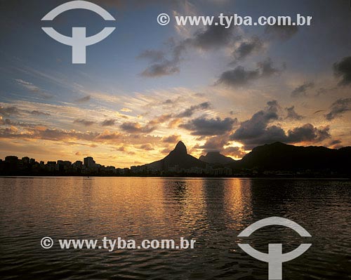  Assunto: Pôr-do-sol na Lagoa Rodrigo de Freitas
Local: Rio de Janeiro - RJ
Date: 13/03/2008 